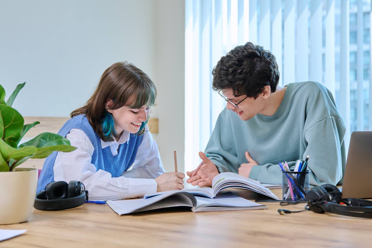 Tutor aiuta una studentessa con i compiti