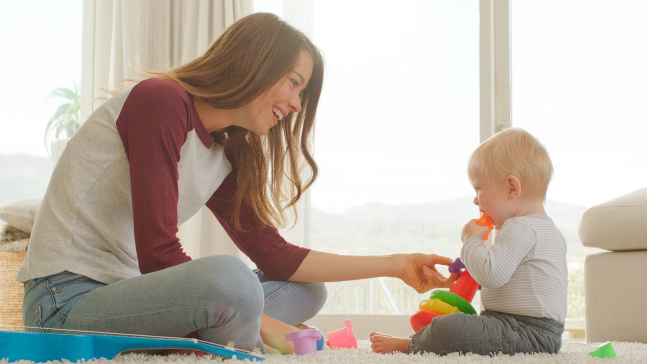 Babysitter gioca con un bambino in casa